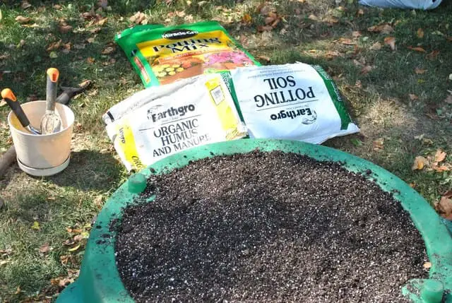 How to Add Nutrients to Potting Soil with Red Worms